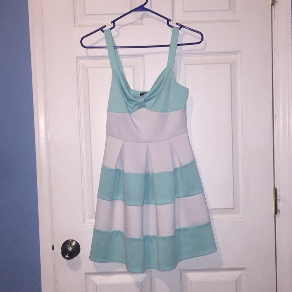 Cute mint and white dress!